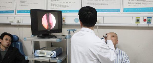 王医生主任在为周大爷检查鼻部