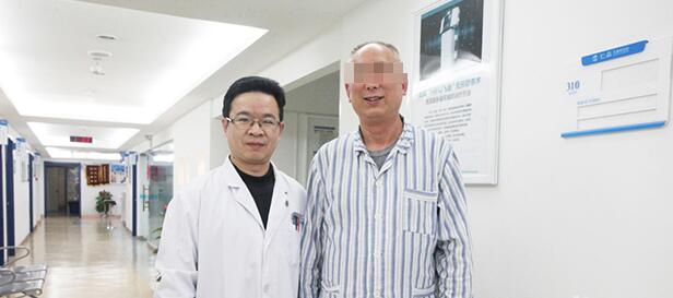 周大爷与王医生主任拍照留念